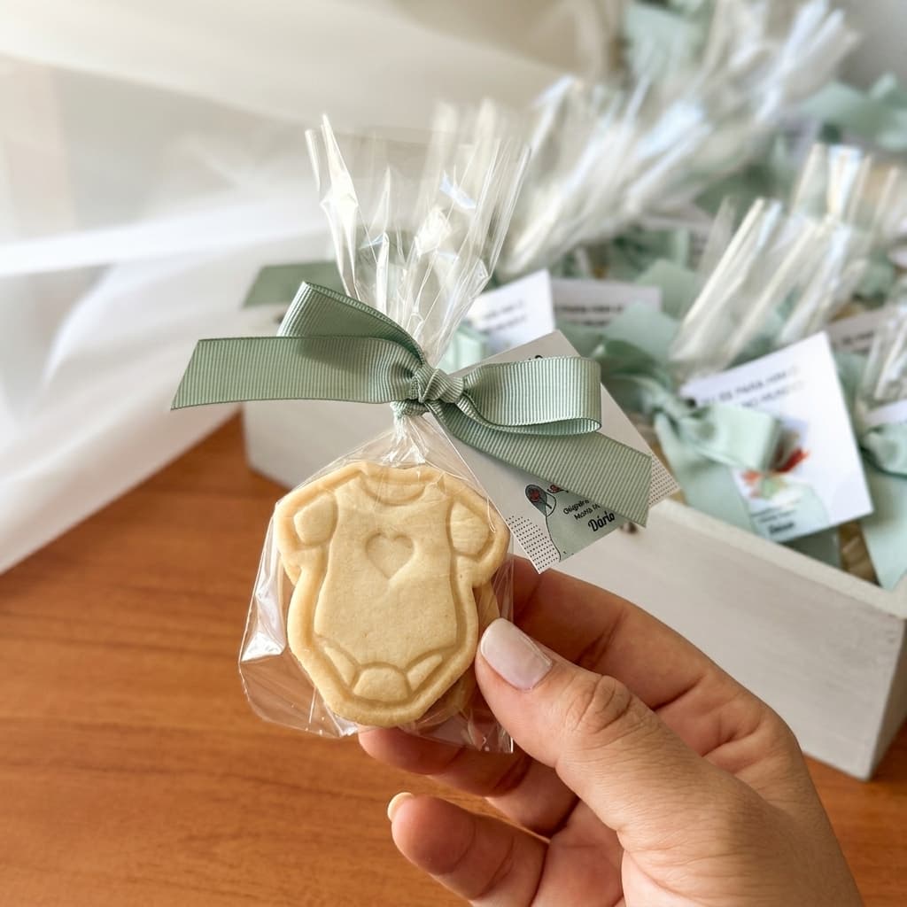 Biscoito carimbado da ViBiscoitos embalado com laço de cetim e tag personalizada