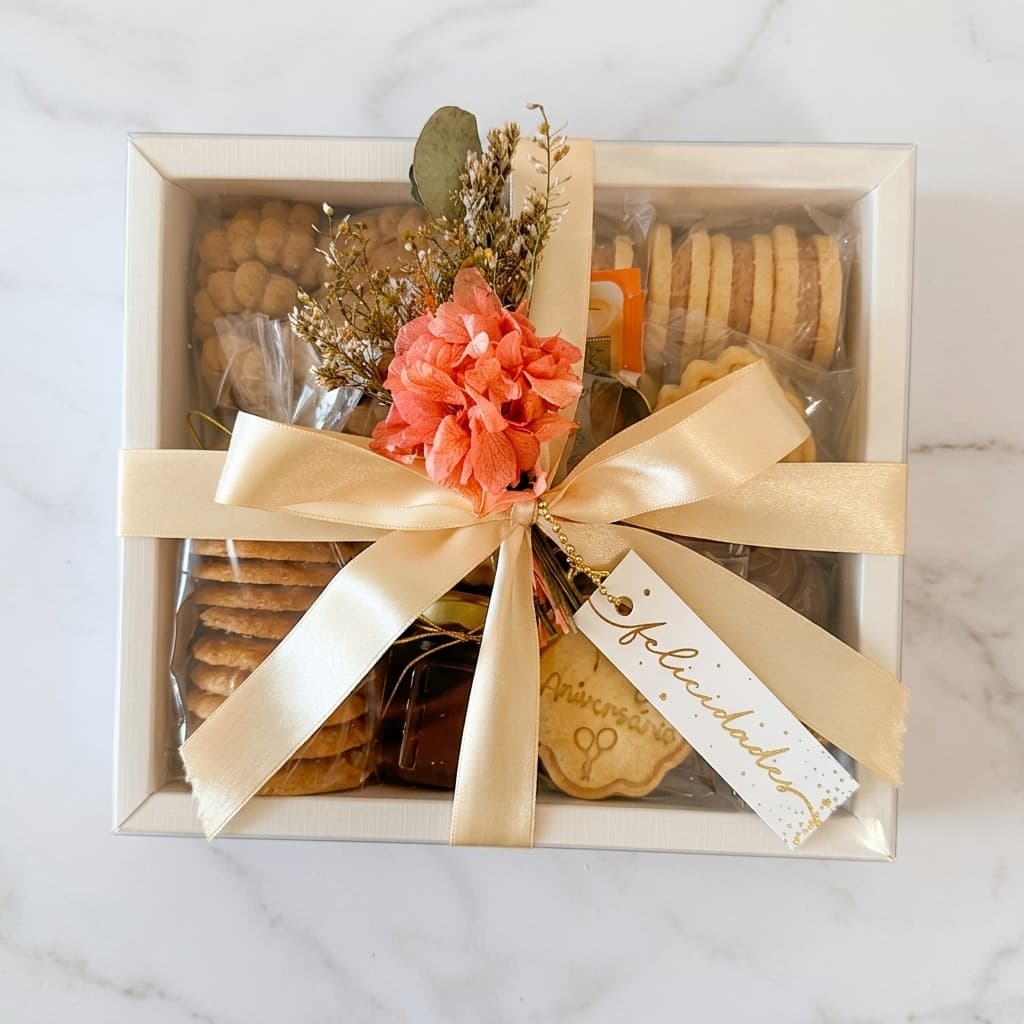Caixa melhor lembrança da ViBiscoitos com biscoitos artesanais variados e laço de cetim