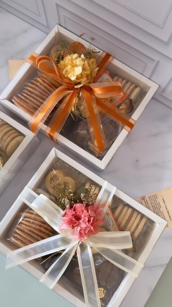 Caixa presente artesanal ViBiscoitos decorada com flores secas, biscoitos feitos à mão em Brasília